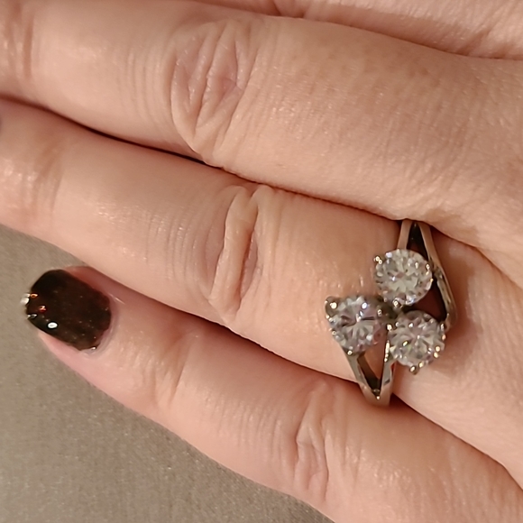 Girl Smiles Jewelry - Three stone Cubic zirconia stainless steel ring